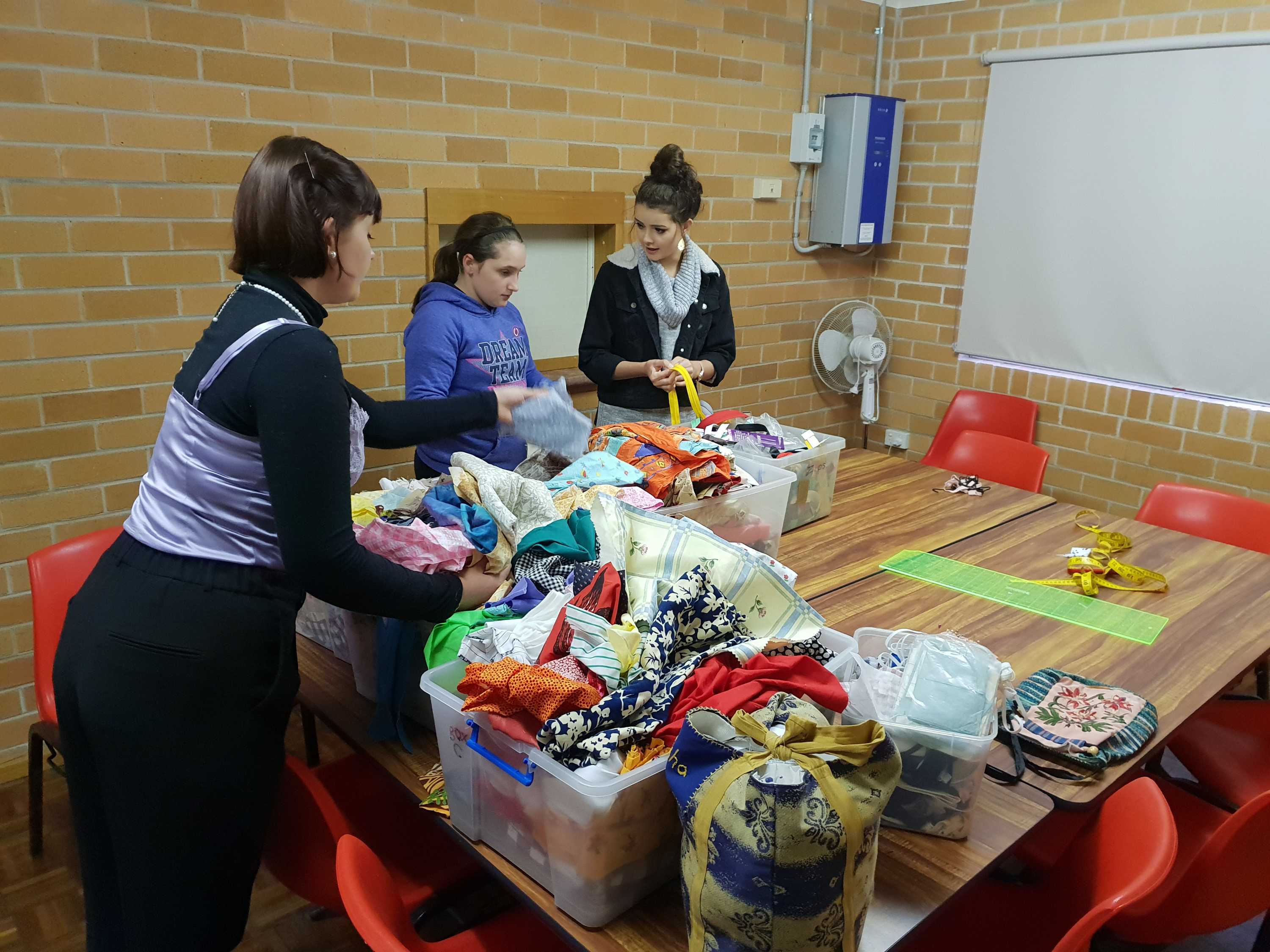Sewing group mends the generation gap one stitch at a time - ABC News