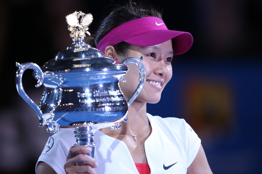 Lia Na holds the Australian Open trophy in 2014.