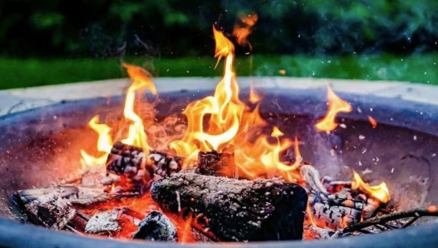 Um close de chamas e madeira em uma fogueira.