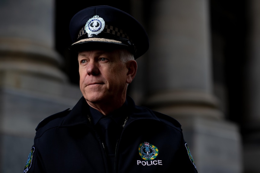 Un policier regarde à gauche de la photo