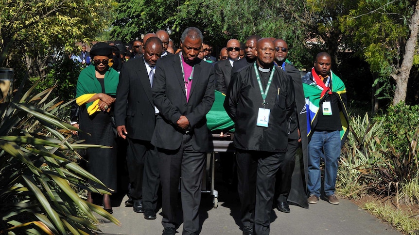 Nelson Mandela's coffin led through Qunu