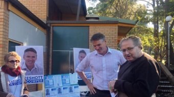Rob Oakeshott campaigning in July 2016, Toormina NSW