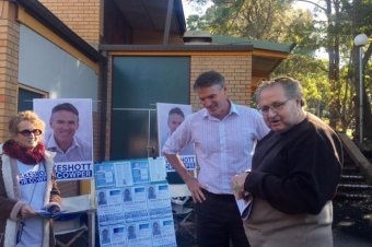 Rob Oakeshott campaigning in July 2016, Toormina NSW