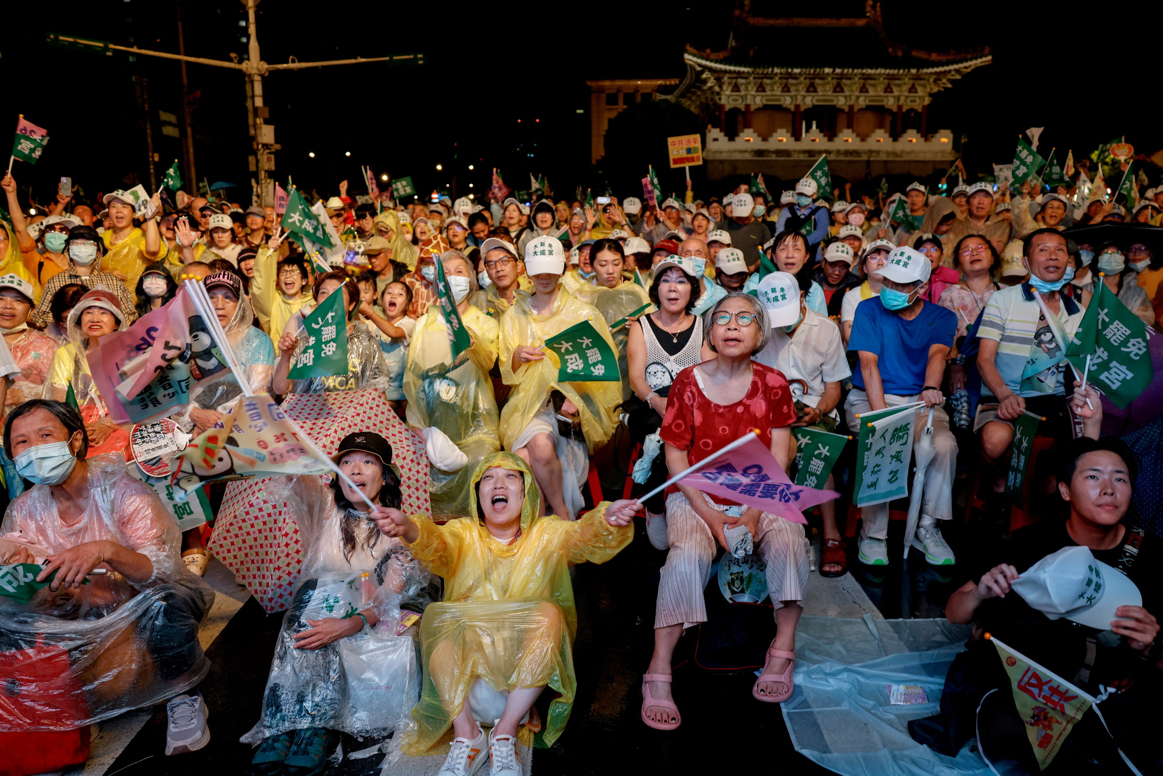 随着投票日临近，支持大罢免的人士周四在台北举行集会。