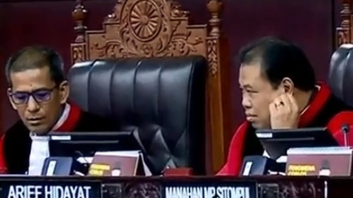Hakim konstitusi Saldi Isra (kiri) dan Arief Hidayat dalam sidang kedua sengketa hasil Pilpres 2019 (18/6/2019).