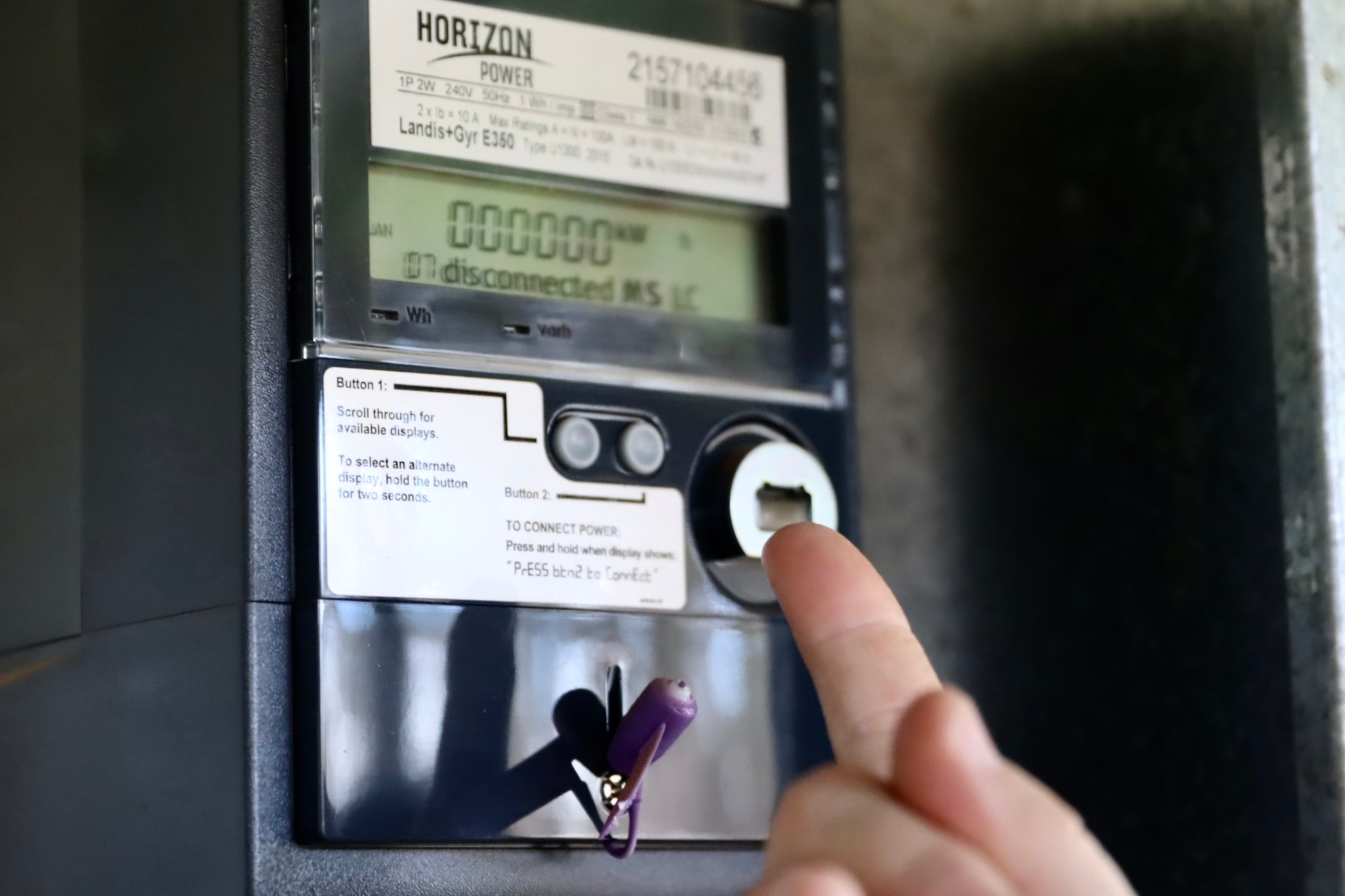 pointing at box saying disconnected