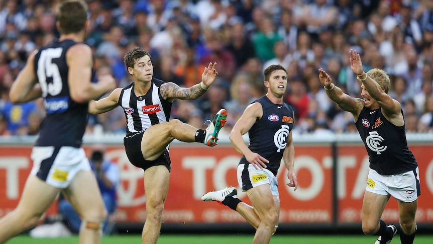Jamie Elliott kicks a goal for Collingwood against Carlton in round two, 2013 at the MCG.