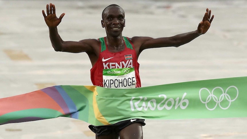 Kenya's Eliud Kipchoge celebrates his win in the men's marathon in Rio Olympics on August 21, 2016.