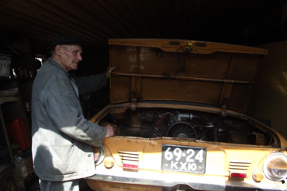 A picture of one of the re-settlers showing Jimmy his car.