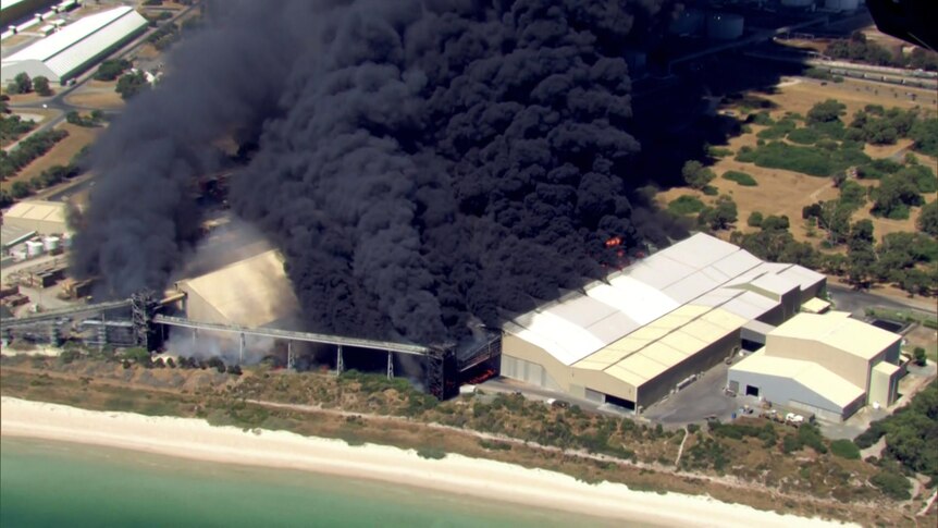 Gefahrstoffwarnung für Kwinana Beach wegen giftigem Industriebrandrauch