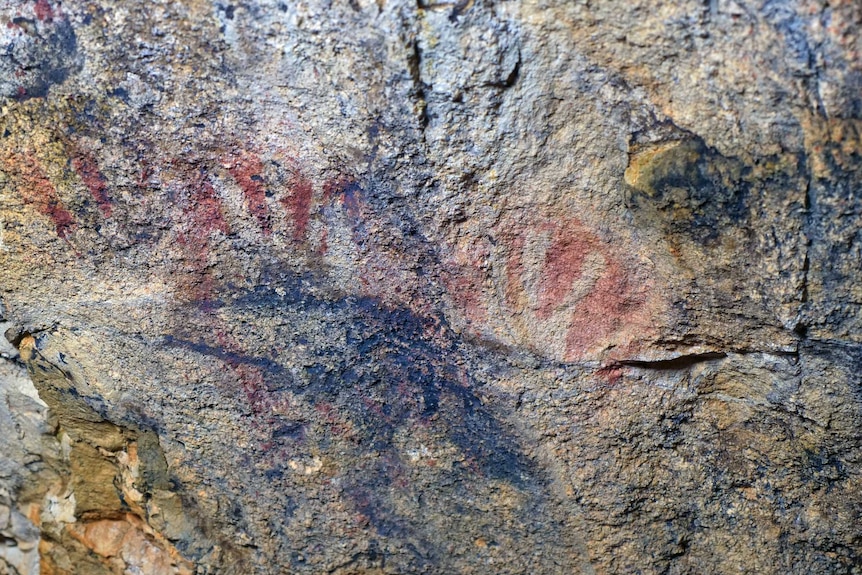 Hand paintings and rock art in the Murchison