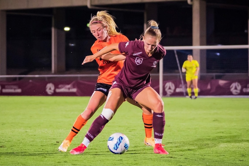 femme jouant au football