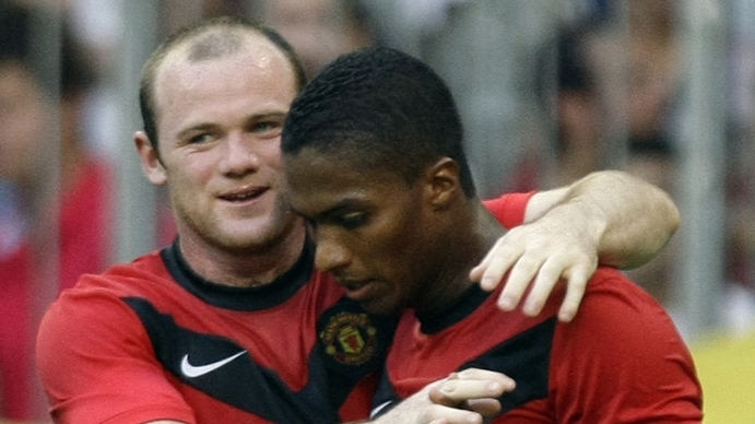 Rooney celebrates with Valencia
