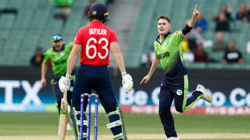 L’Irlande a battu l’Angleterre par cinq points via DLS lors de la Coupe du monde T20 contrariée par un MCG pluvieux