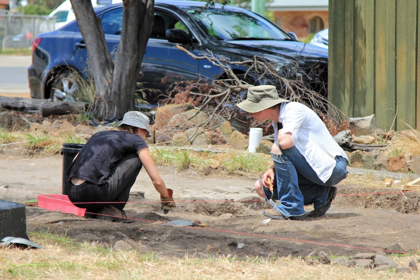 Dr Catherine Friemen with a student in the field