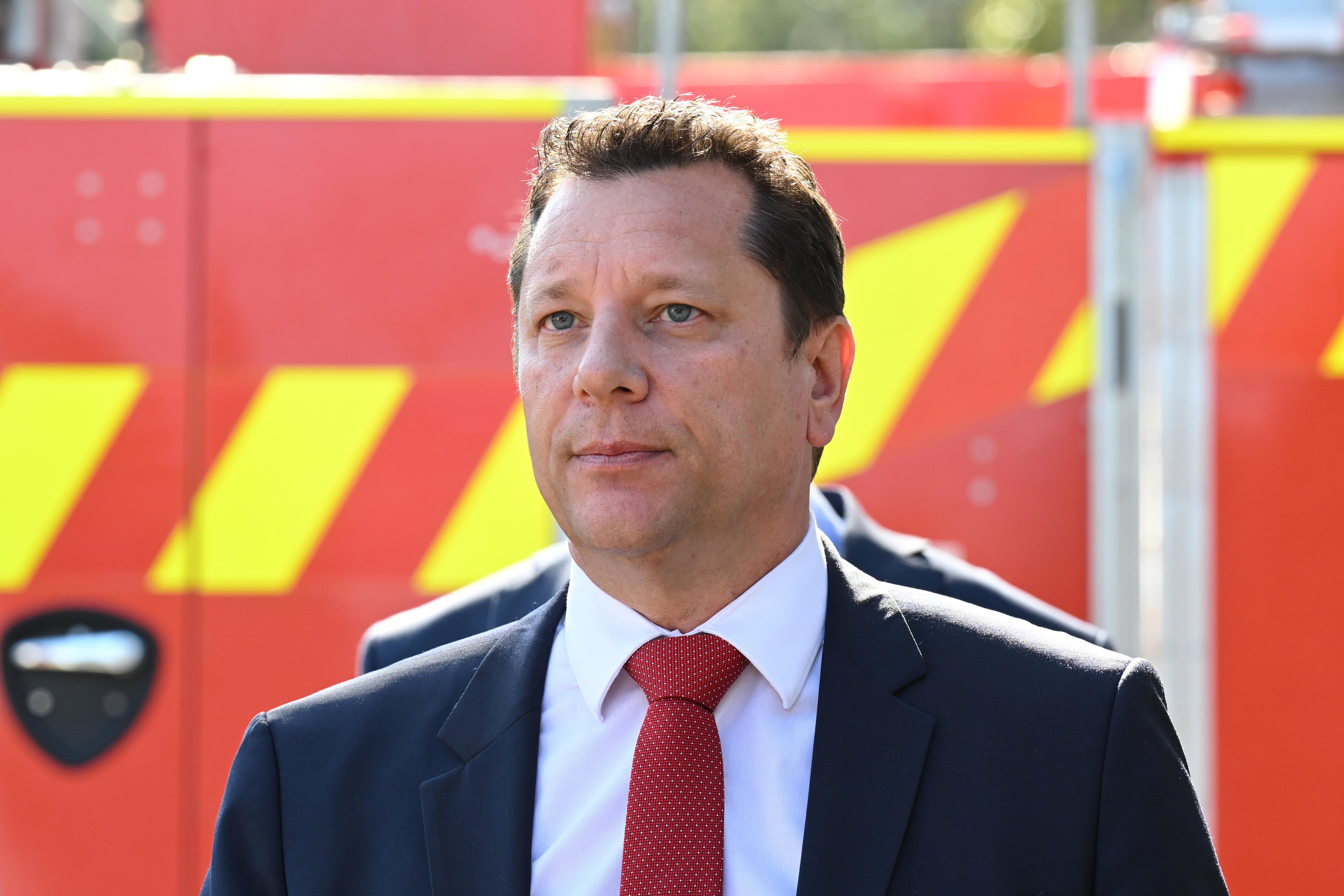 Paul Scully, ministro del gobierno de Nueva Zelanda, habla con los medios