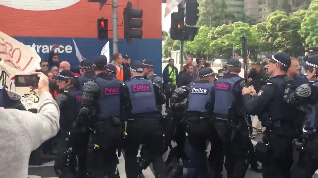 Milo Yiannopoulos Protesters Clash With Alt Right Speaker S Supporters In Melbourne Abc News