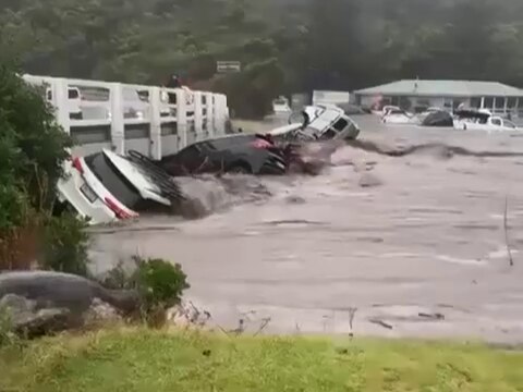 Multiple cars were swept into a bridge at Cumberland River by ...