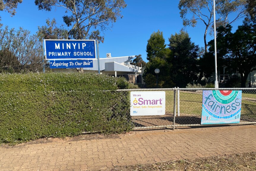 A short wire fence with a blue sign reading Minyip Primary School