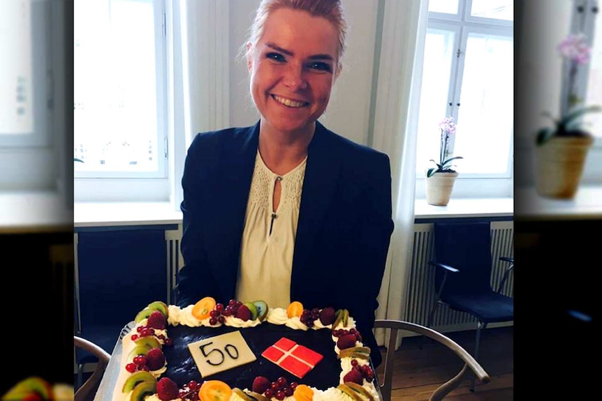 Inger Støjberg posing with a cake