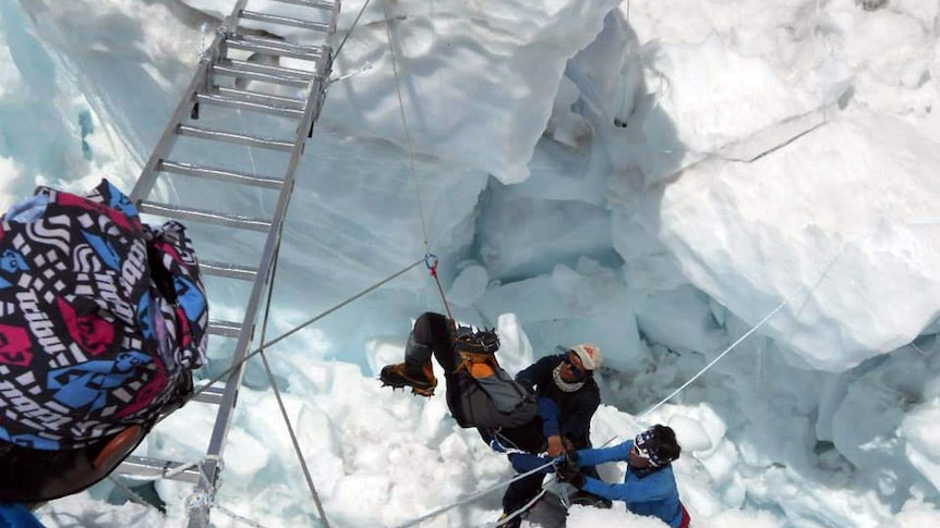 Survivor rescued from Everest avalanche