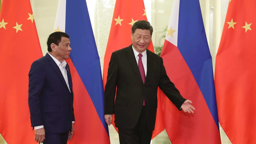 Philippine President Duterte and his Chinese counterpart Xi in front of their national flags.
