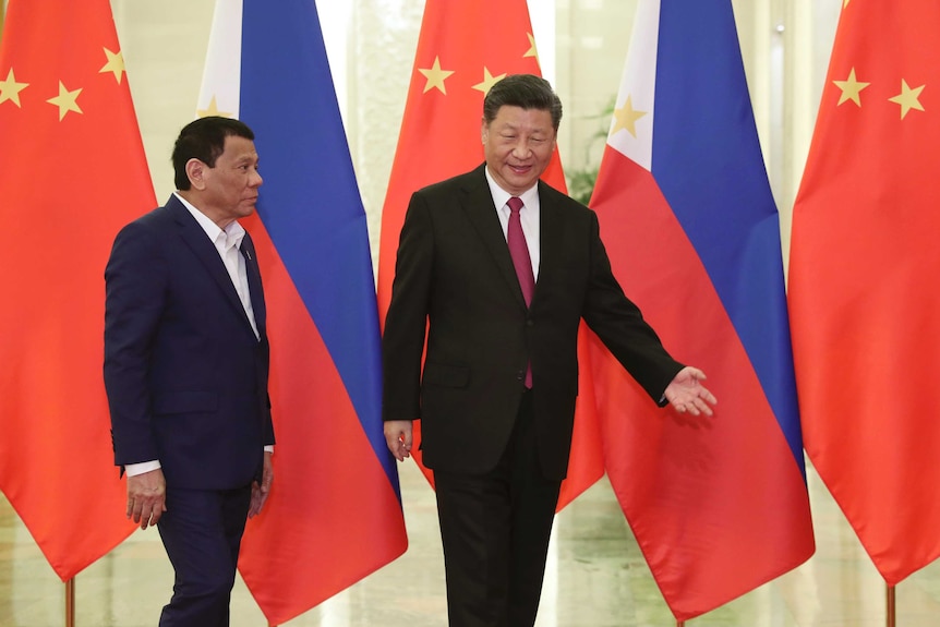 Philippine President Duterte and his Chinese counterpart Xi in front of their national flags.