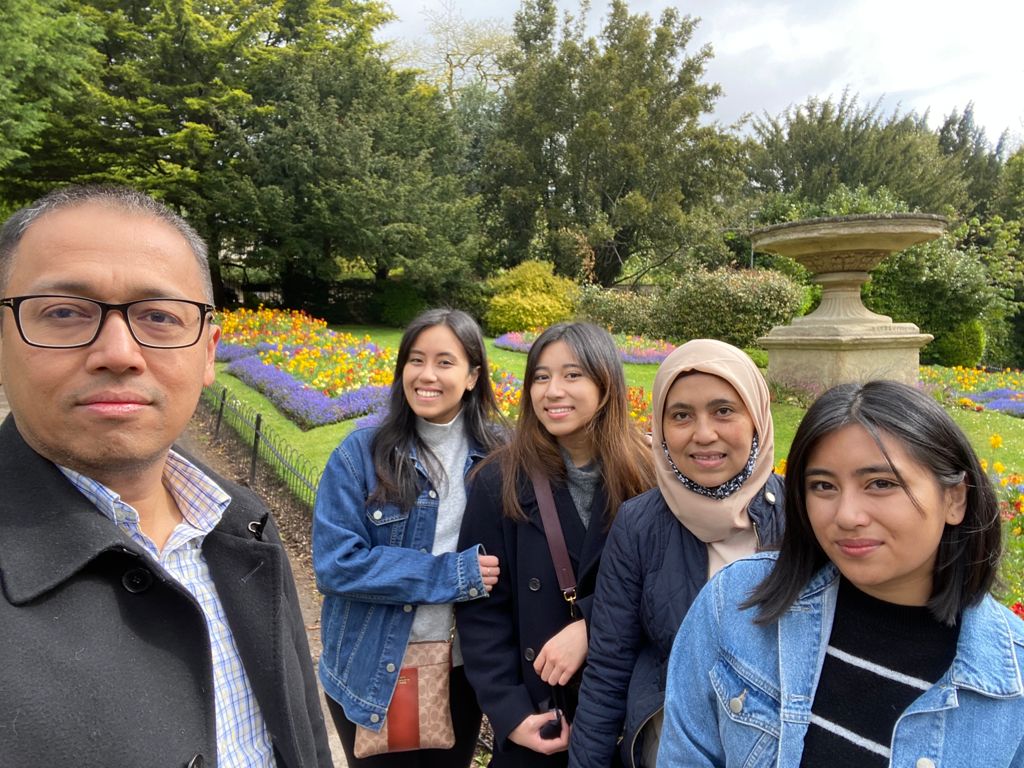 Dian hendra with her husband and three daughtrs.
