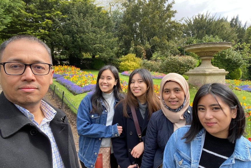 Dian hendra with her husband and three daughtrs.