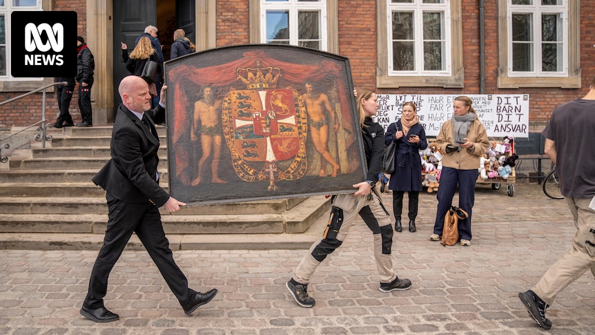 Les ouvriers et les passants de la Vieille Bourse de Copenhague sauvent des œuvres d’art du feu.  Voici ce que nous savons