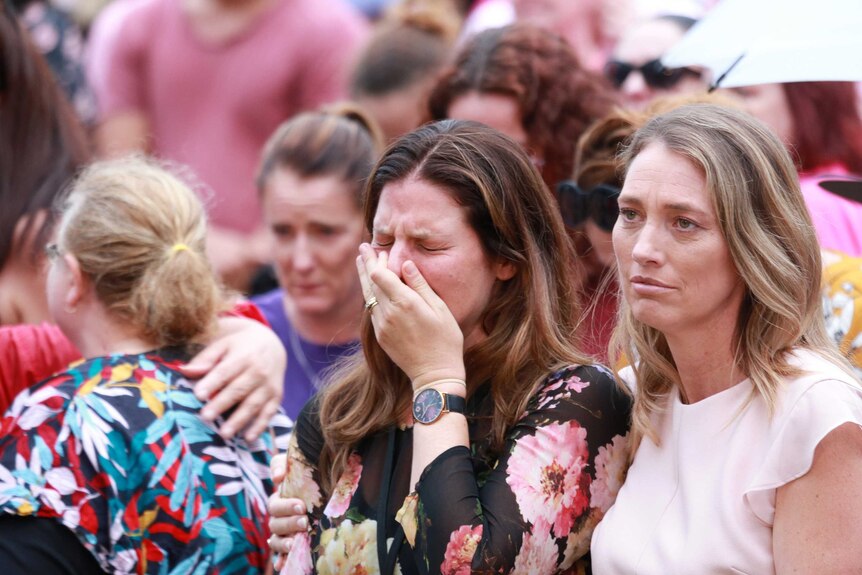 Brisbane Vigil For Hannah Clarke And Her Three Children Hears Of Beautiful Mum And Her Joyful Kids Abc News Australian Broadcasting Corporation