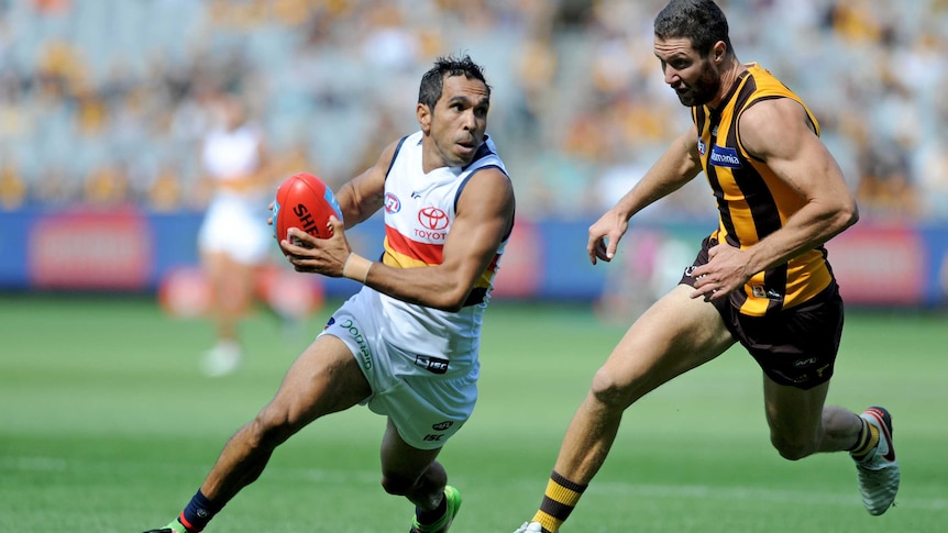 Eddie Betts runs forward with the football against Hawthorn