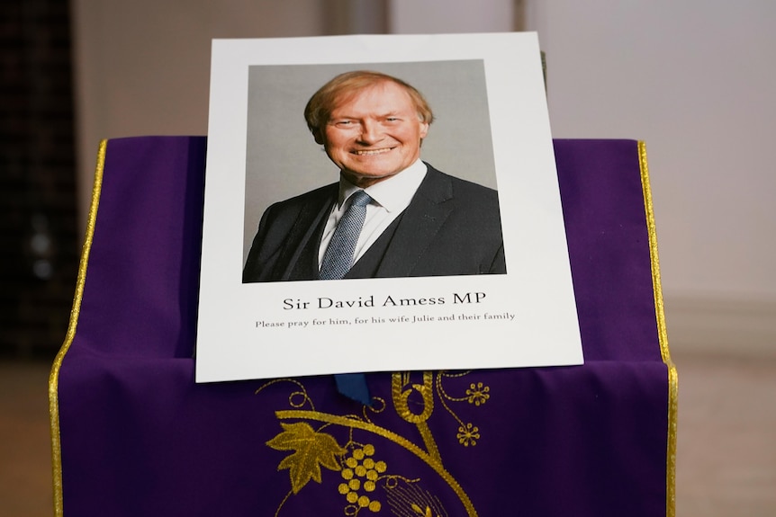 Une photo de David Amess est assise sur un autel