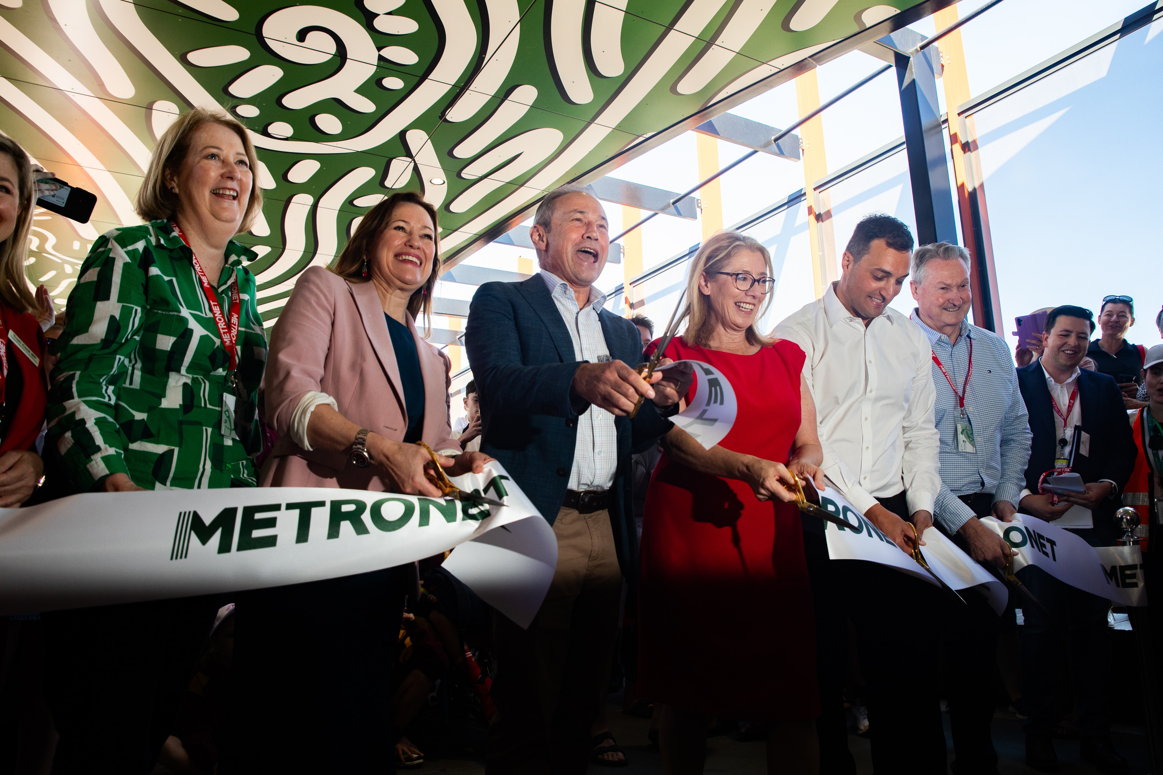Роджер Кук, Рита Саффиоти и другие перерезали ленточку с надписью «Метронетта».