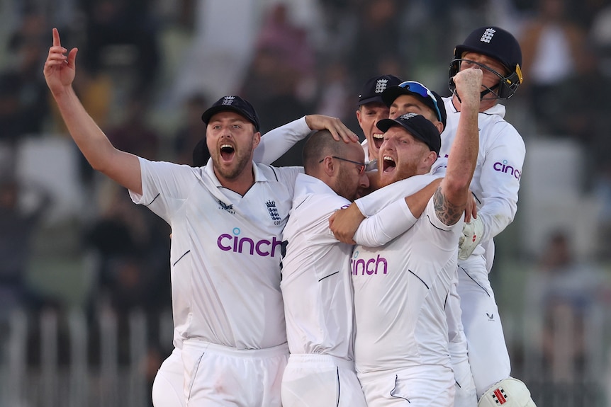 Los jugadores de Inglaterra celebran juntos abrazándose