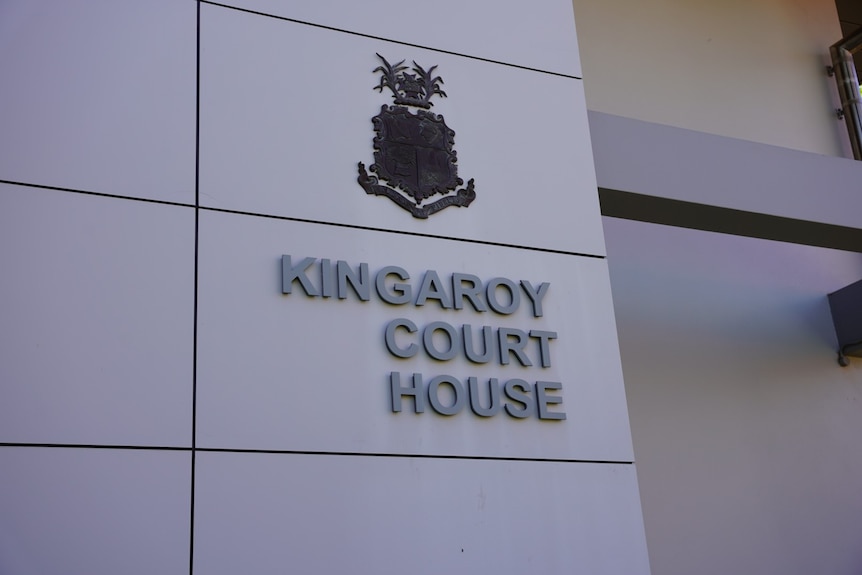A sign with the words Kingaroy Court House