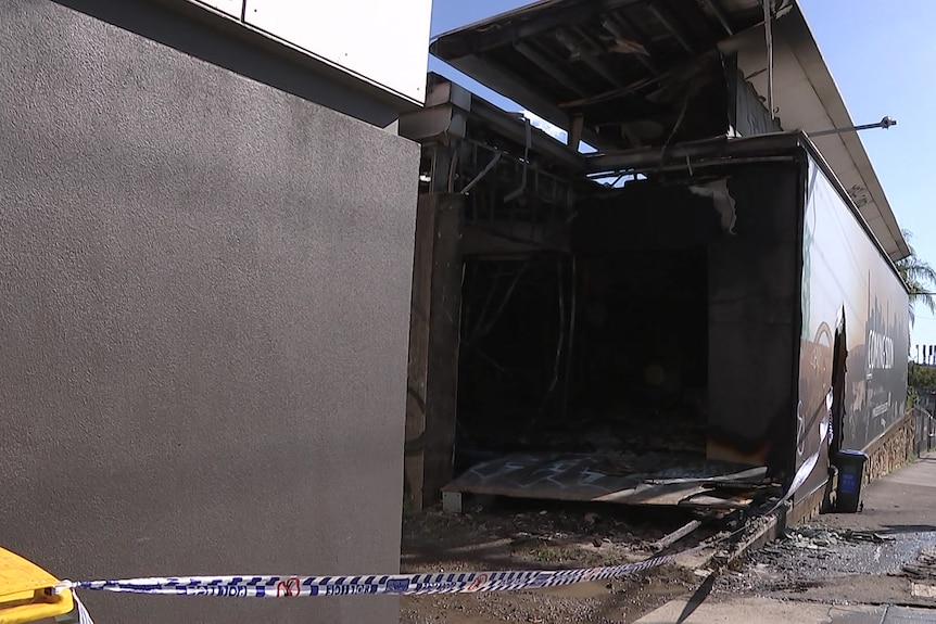 à l'extérieur d'un bâtiment après un incendie