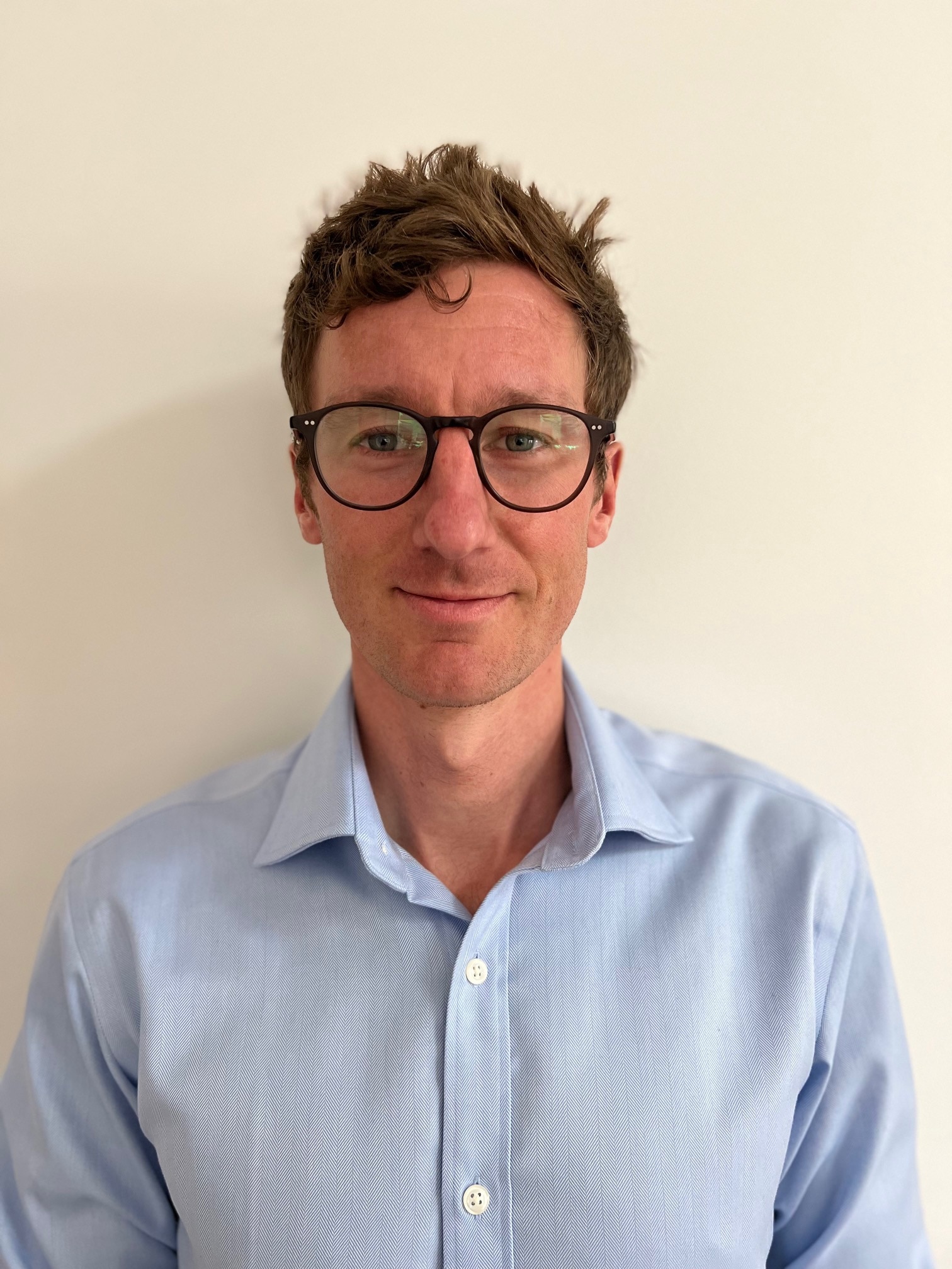 El hombre sonríe a la cámara 