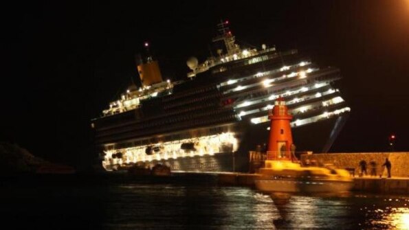 Cruise ship runs aground