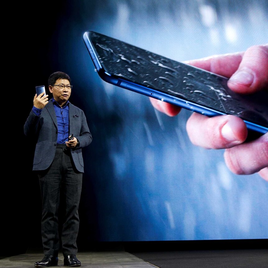 Richard Yu holds up a new P10 device.