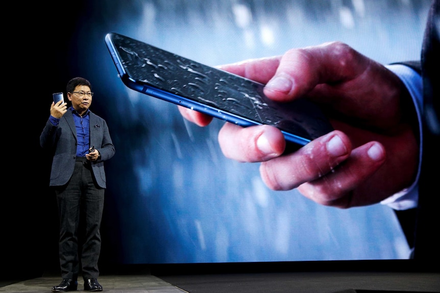 华为消费者业务首席执行官余承东在2017年展示新款手机。