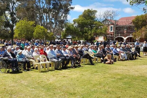A photo of the crowd who gathered to watch the unveiling of the memorial honouring the contribution of migrants to Narrogin.
