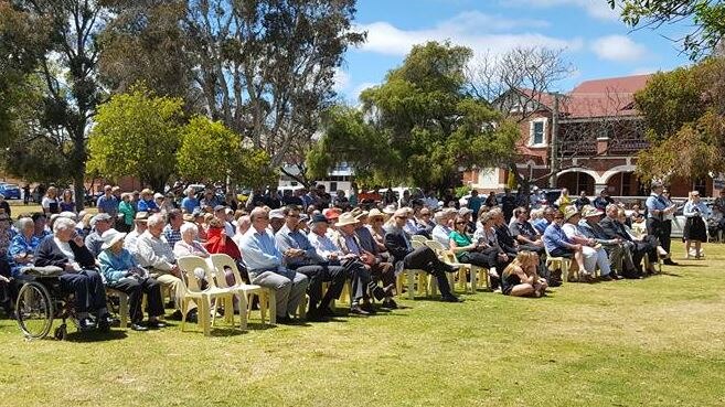 A photo of the crowd who gathered to watch the unveiling of the memorial honouring the contribution of migrants to Narrogin.