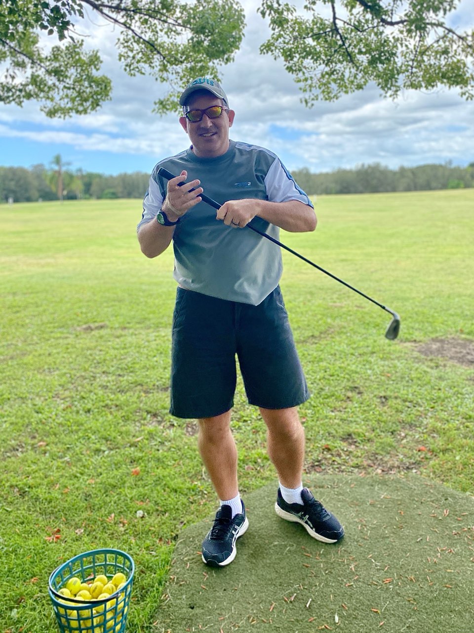 Hombre con palo de golf