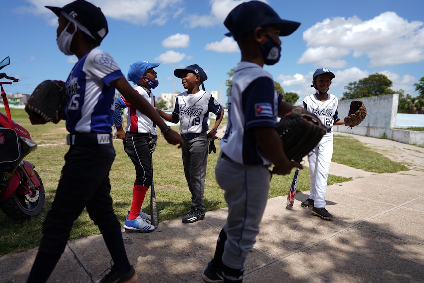 Niños charlando antes de la práctica de béisbol