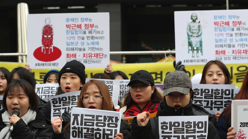 South Korean students shout slogans and hold up Korean posters that read "Immediately nullity, the agreement".