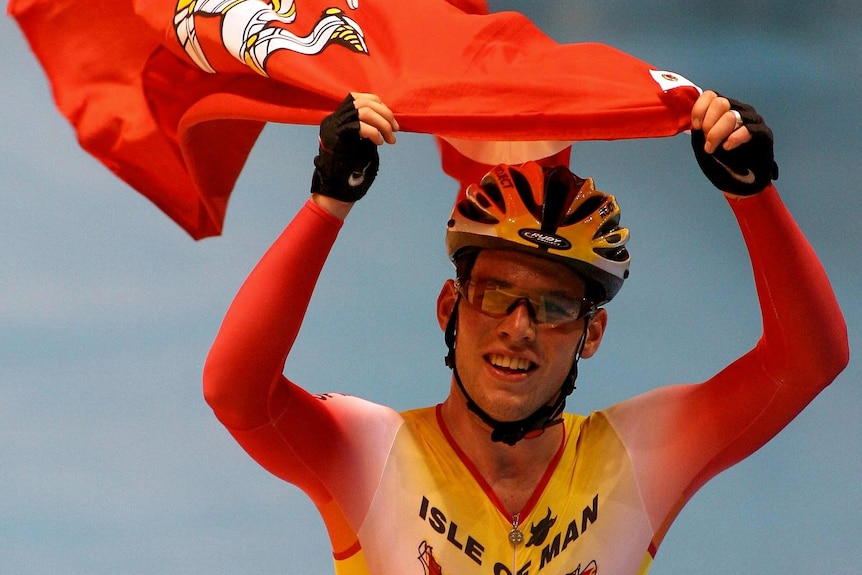 Mark Cavendish holds up the Manx flag
