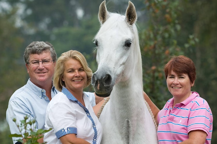 Greg, Julie dan Jane Farrell berdiri di samping seekor kuda bernama Ratu Mulawa Karmaa