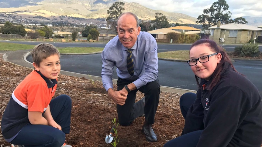 Guy Barnett plants a tree with school kids in southern Tasmania