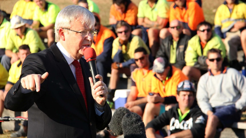 Kevin Rudd speaks to construction workers in Musgrave Park, South Brisbane.